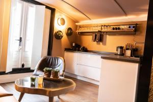 Wellnessboat De Michiel de Ruyter的厨房或小厨房