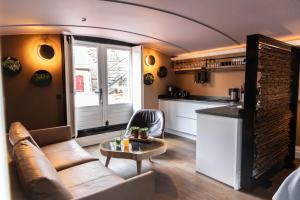 Wellnessboat De Michiel de Ruyter的厨房或小厨房
