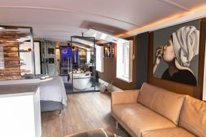 Wellnessboat De Michiel de Ruyter的休息区
