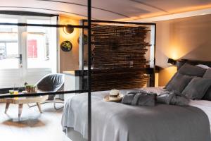 Wellnessboat De Michiel de Ruyter客房内的一张或多张床位