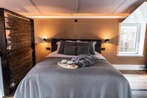 Wellnessboat De Michiel de Ruyter客房内的一张或多张床位