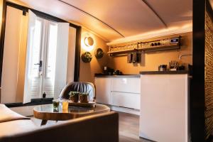 Wellnessboat De Michiel de Ruyter的厨房或小厨房