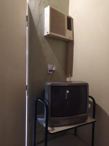 einen TV auf einem Tisch neben einer Klimaanlage in der Unterkunft Los Patos in Chumillo
