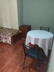 Zimmer mit einem Tisch, einem Stuhl und einem Bett in der Unterkunft Los Patos in Chumillo