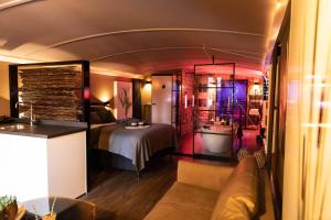 格罗宁根Wellnessboat De Michiel de Ruyter的一间带床和浴室的酒店房间