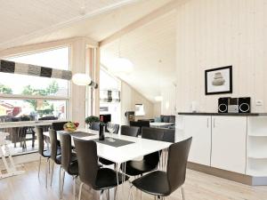 グローセンブローデにあるFour-Bedroom Holiday home in Großenbrode 1のキッチン、ダイニングルーム(テーブル、椅子付)