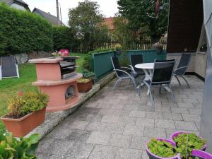 un patio con sillas, una mesa y algunas plantas en Holiday Home in H ttenrode with private terrace en Hüttenrode