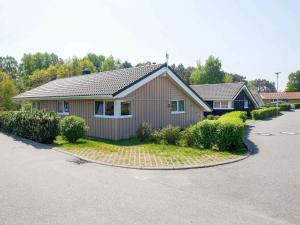 een huis met een oprit ervoor bij 6 person holiday home in GROEMITZ in Grömitz
