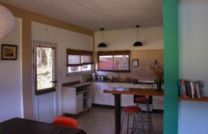Una cocina con una mesa y algunas sillas. en Cabaña Descansos del Este, en Costa del Este 19 fotos más