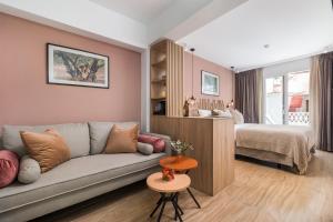 ein Wohnzimmer mit einem Sofa und einem Bett in der Unterkunft Linda Boutique Hotel in Marbella