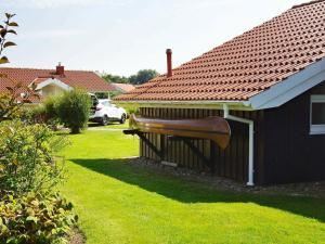 ein braunes Haus mit einem braunen Dach auf einem Hof in der Unterkunft 6 person holiday home in Otterndorf in Otterndorf