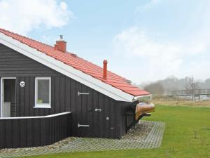 オッテルンドルフにある6 person holiday home in Otterndorfの赤屋根の黒家