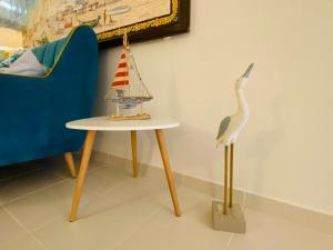 a table with a toy boat and a chair at Quinta das Andorinhas in Carvoeiro