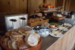 The Camp at Carmel Valley في وادي كارمل: طاولة مليئة بالكثير من أنواع الخبز المختلفة