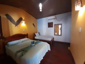 een slaapkamer met een bed en een stoel erin bij Pousada vila de pescador in Atins