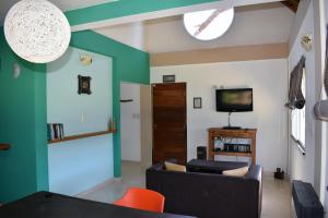 a living room with a couch and a tv at Cabaña Descansos del Este in Costa del Este