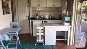 Kuchyňa alebo kuchynka v ubytovaní Rustic Cabin Tarifa 4 guests 5 minutes to beach