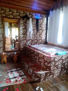 Zimmer mit einem großen Bett und einem Fenster in der Unterkunft Pousada Rancho da Montanha in Visconde De Maua