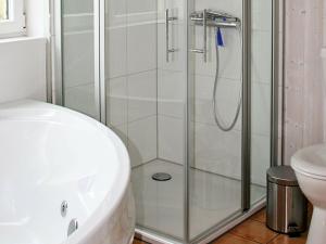 ducha con puerta de cristal junto a un aseo en 8 person holiday home in Gelting, en Gelting
