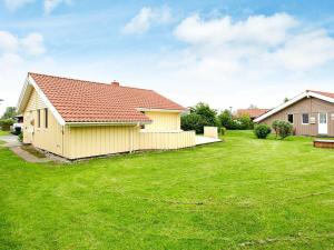 een geel huis met een grote grastuin bij 4 person holiday home in Otterndorf in Otterndorf