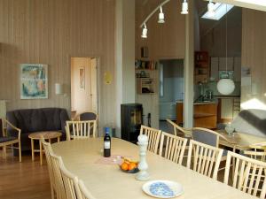 ein Esszimmer und eine Küche mit einem Tisch und Stühlen in der Unterkunft Four-Bedroom Holiday home in Otterndorf 9 in Otterndorf