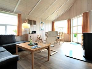 Ein Sitzbereich in der Unterkunft Three-Bedroom Holiday home in Otterndorf 6