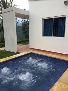 Bazén v ubytování Cabaña Bellavista con Jacuzzi privado nebo v jeho okolí