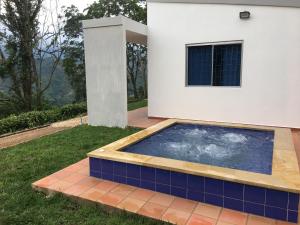 Bazén v ubytování Cabaña Bellavista con Jacuzzi privado nebo v jeho okolí