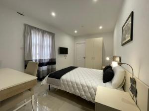En eller flere senge i et værelse på La Reggia Seaview Guesthouse