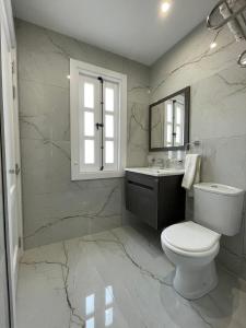 Koupelna v ubytování La Reggia Seaview Guesthouse + 20 fotografií