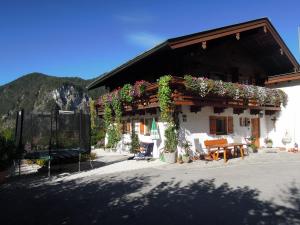 ベルヒテスガーデンにあるHaus Heimfriedenの植物がたくさん植えられた家