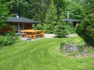 En have udenfor Authentic chalet in Wibrin with private fish pond