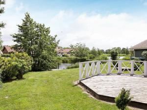 eine Holzbrücke über ein Feld mit einem Fluss in der Unterkunft 4 person holiday home in Otterndorf in Otterndorf