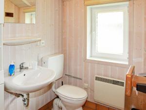 格爾廷格的住宿－4 person holiday home in Gelting，一间带卫生间、水槽和窗户的浴室