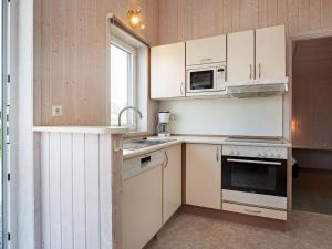Kuchyň nebo kuchyňský kout v ubytování Three-Bedroom Holiday home in Grömitz 7