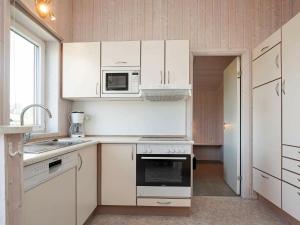 Kuchyň nebo kuchyňský kout v ubytování Three-Bedroom Holiday home in Grömitz 7