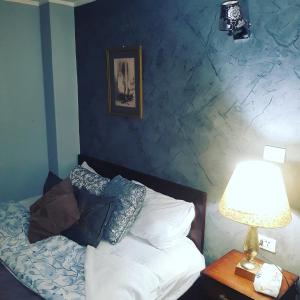 מיטה או מיטות בחדר ב-Downtown Inn