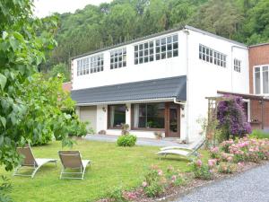 Um jardim em Luxurious Holiday Home in Hamoir with Terrace