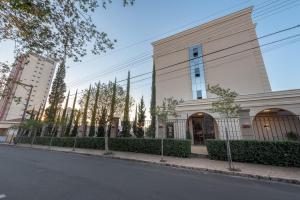 un edificio sul lato di una strada di Class Hotel Rio Claro a Rio Claro