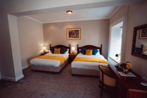 Una cama o camas en una habitación de Greenway Manor Hotel