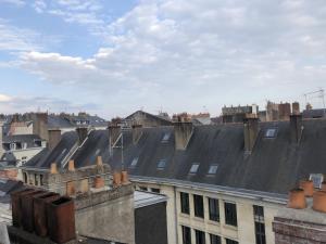 widok na dachy budynków w mieście w obiekcie Hôtel Renova w mieście Nantes