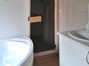 ein Bad mit einem WC und einem Waschbecken in der Unterkunft Three-Bedroom Holiday home in Otterndorf 13 in Otterndorf