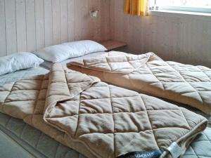 2 Betten nebeneinander in einem Zimmer in der Unterkunft Three-Bedroom Holiday home in Otterndorf 13 in Otterndorf
