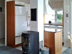 eine Küche mit einem weißen Kühlschrank und einem Herd in der Unterkunft Three-Bedroom Holiday home in Otterndorf 13 in Otterndorf