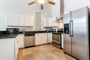 Hosteeva Modern Condo Steps to St Charles Ave & Close to FQ