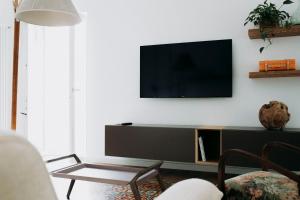Una sala de estar con un televisor de pantalla plana en una pared. en Stay Apartments, en Molfetta