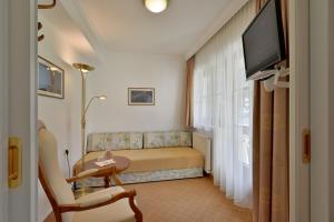 TV a/nebo společenská místnost v ubytování Hotel Waldheim Garni