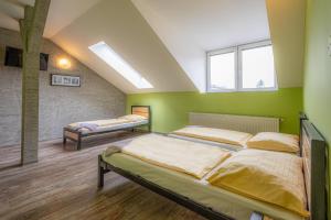 Postel nebo postele na pokoji v ubytování Inter hostel Liberec