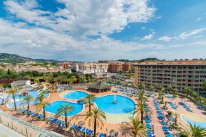 Vista de la piscina de Aparthotel Costa Encantada o d'una piscina que hi ha a prop