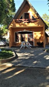 a house with a table in front of it at Pousada O Caipira in Pouso Alto